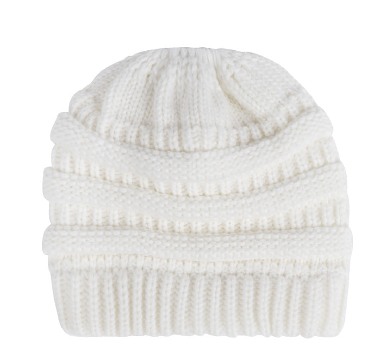 Czapka dzianinowa z otworem na koński ogon | Idealna na sezon zimowy